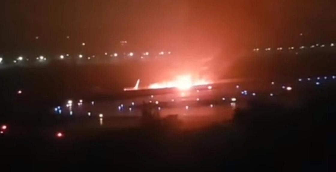 Самолет с пассажирами выкатился за полосу и загорелся в Сочи (видео)