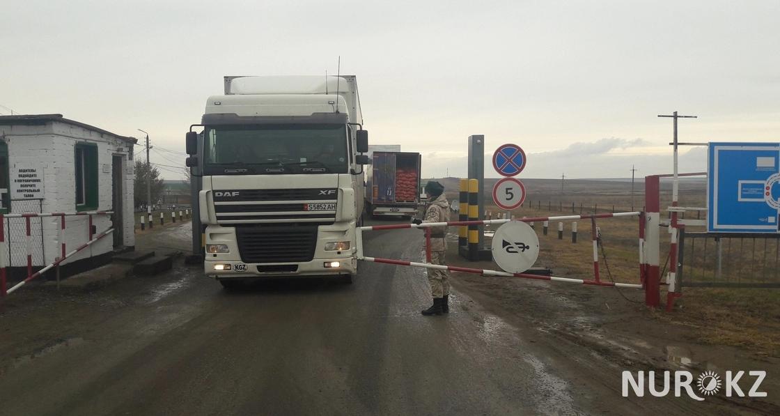 Многокилометровая очередь машин собралась на казахстанско-российской границе (фото)