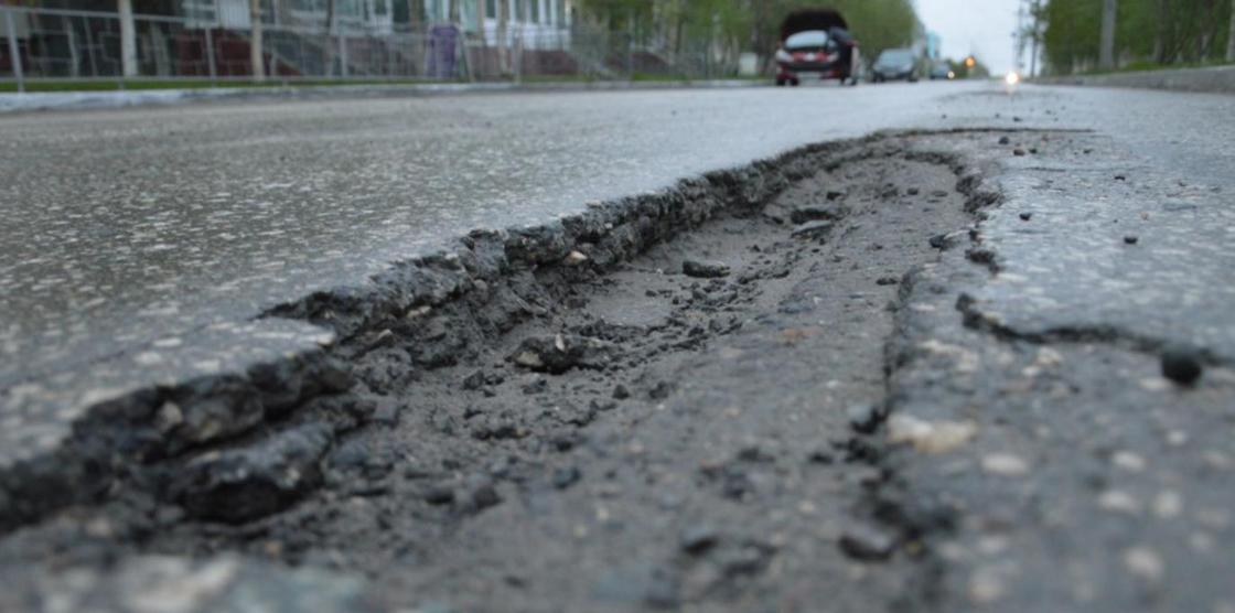 Более 600 тыс. тенге заплатят актюбинские чиновники за яму на дороге