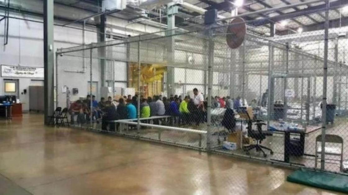 Миграционный скандал в США: детей забирают у родителей и держат в клетках