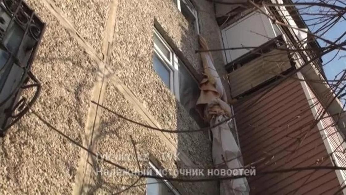 Мужчина выпал из окна 4 этажа, спускаясь по связанным простыням в Шымкенте (фото)