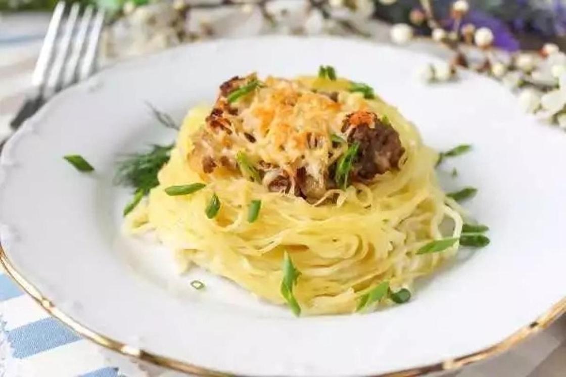 Лапша гнезда на сковороде. Гнезда капеллини с фаршем. Гнезда из спагетти. Гнезда из спагетти с фаршем. Гнезда из макарон в духовке.