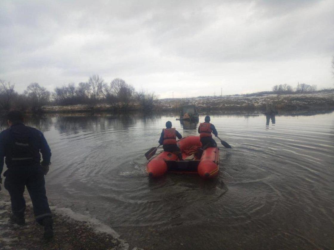 Двое пьяных мужчин застряли в реке на тракторе в Восточном Казахстане