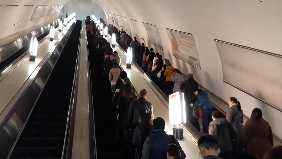 Эскалатор в метро напоминает лестницу в небо