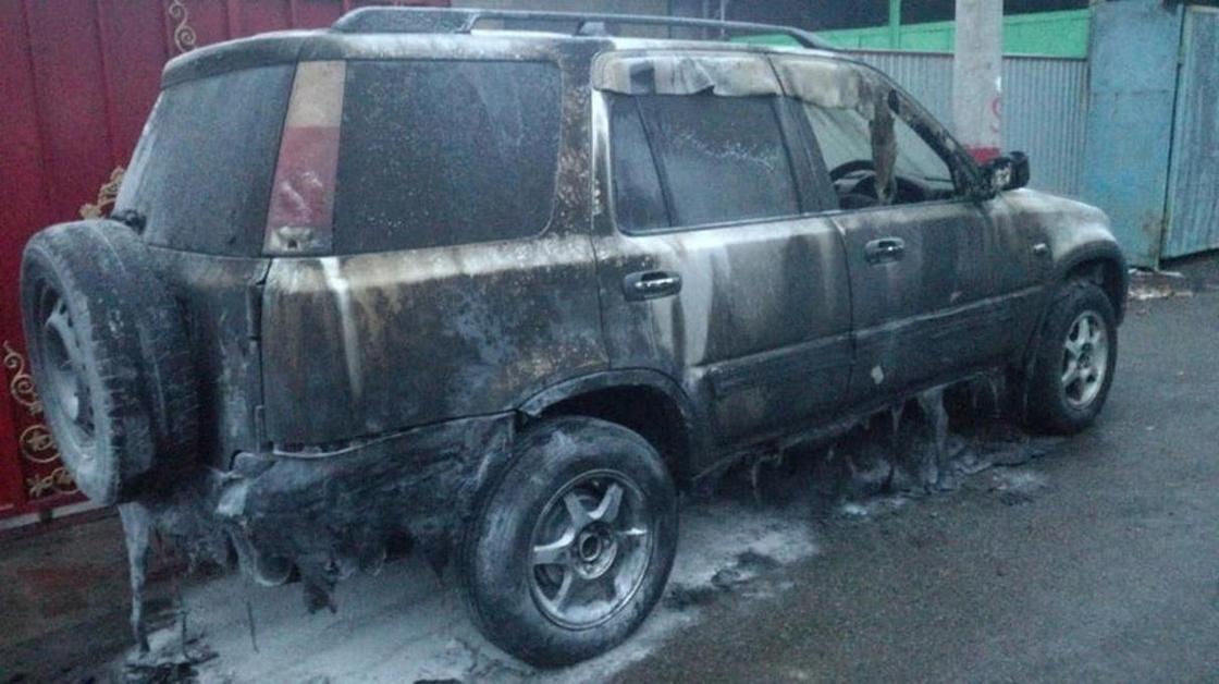 «Горел даже асфальт»: неизвестные подожгли автомобиль в Алматы (фото)