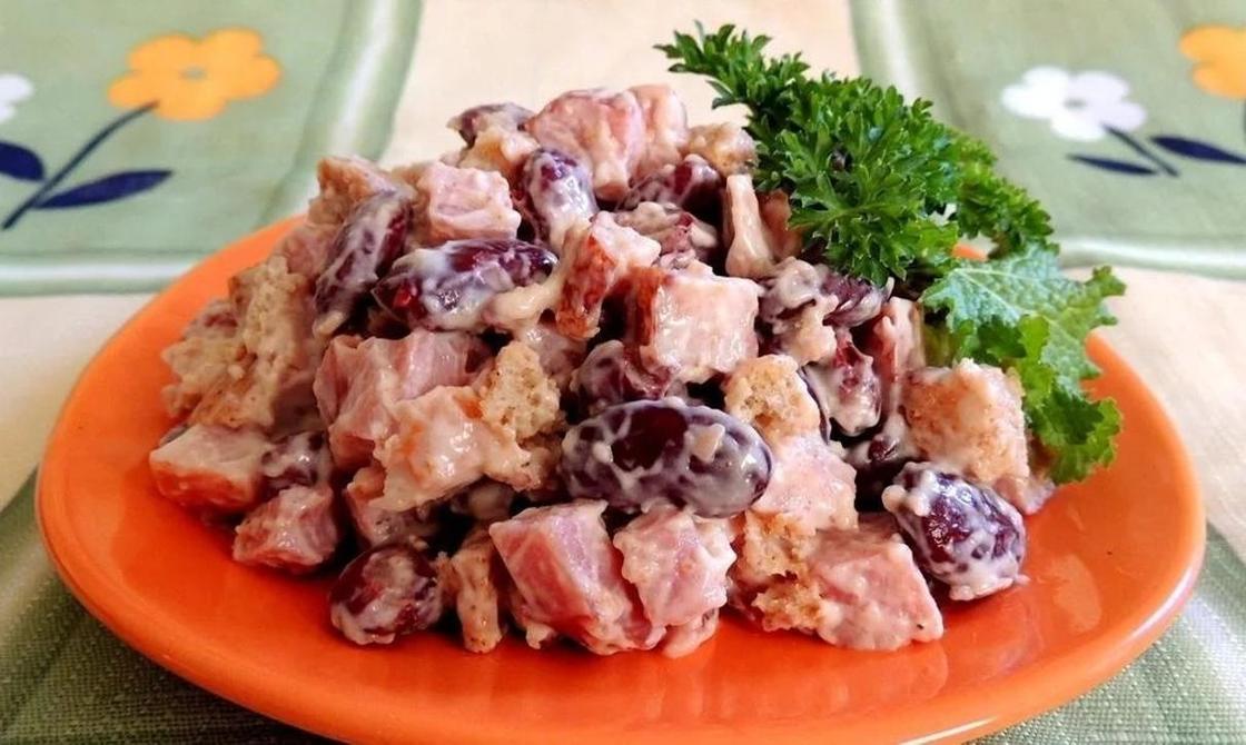 Салат с курицей, фасолью и морковью по-корейски Салат с курицей, фасолью и морковью по-корейски