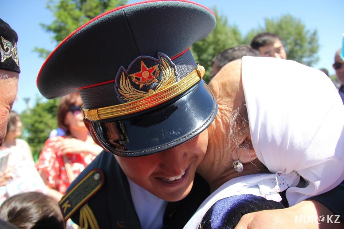 Назарбаев вручил погоны лейтенантам