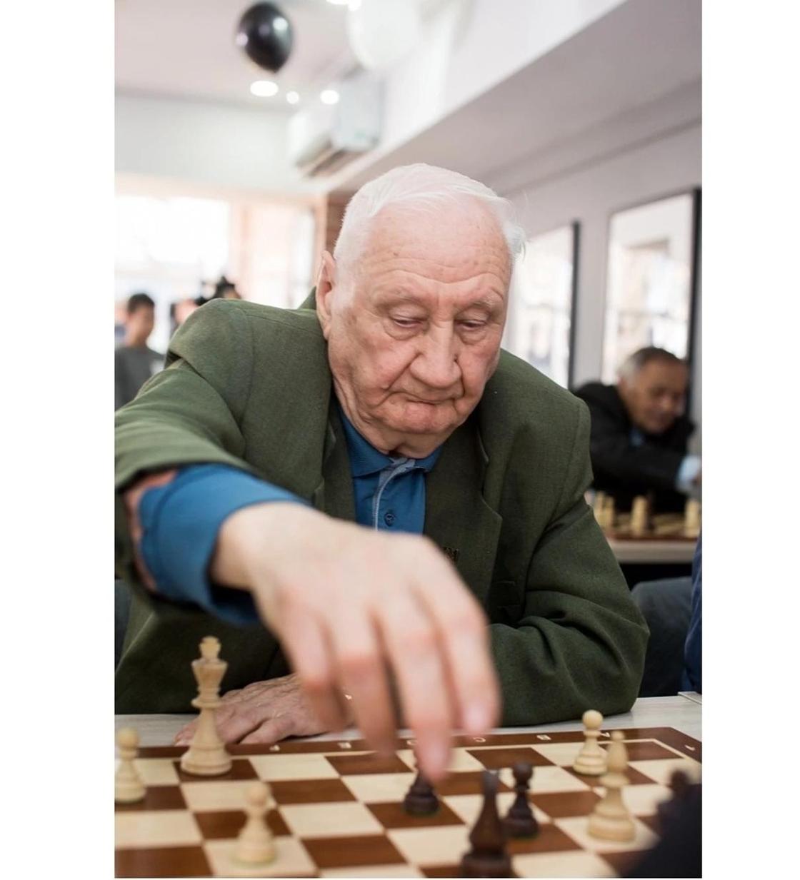 В Алматы прошел шахматный турнир «Битва поколений», посвященный Всемирному дню борьбы с инсультом
