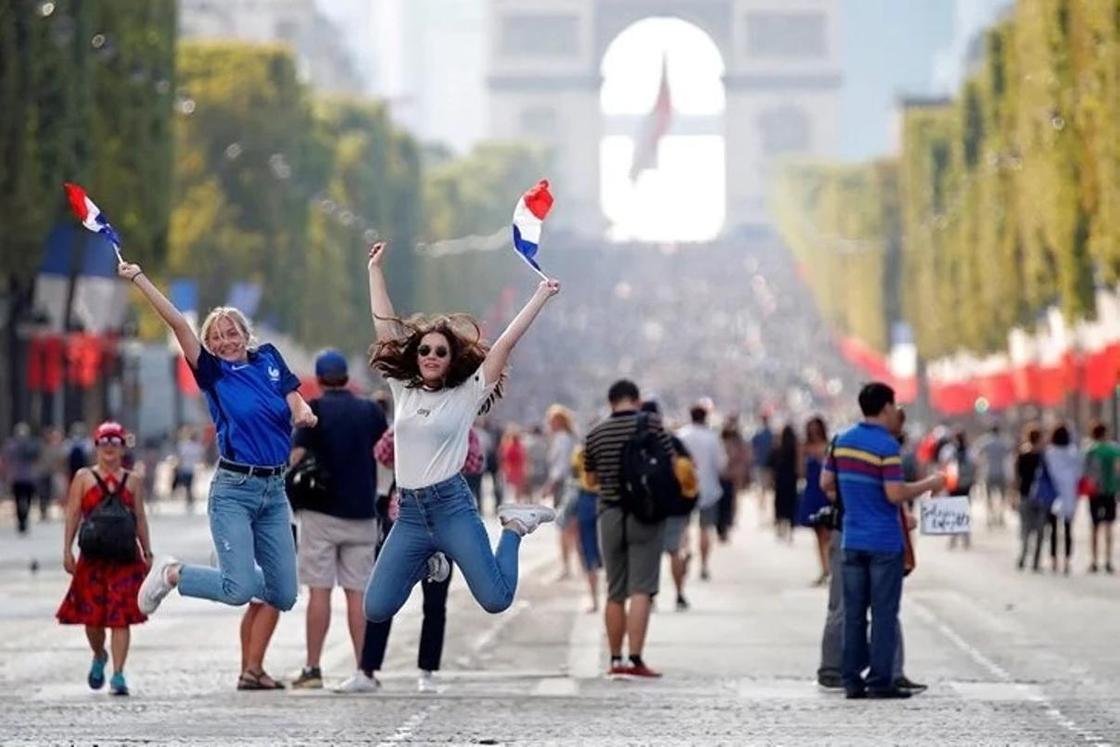 Как французы праздновали победу на ЧМ-2018 (фото, видео)