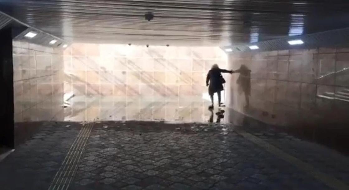 Отремонтированную "подземку" затопило в Алматы (видео)