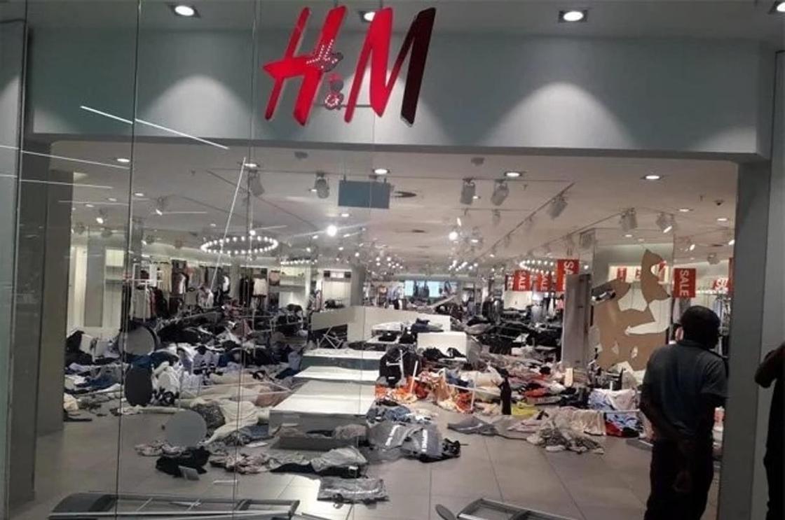 Магазины марки H&M в ЮАР разгромили из-за расизма