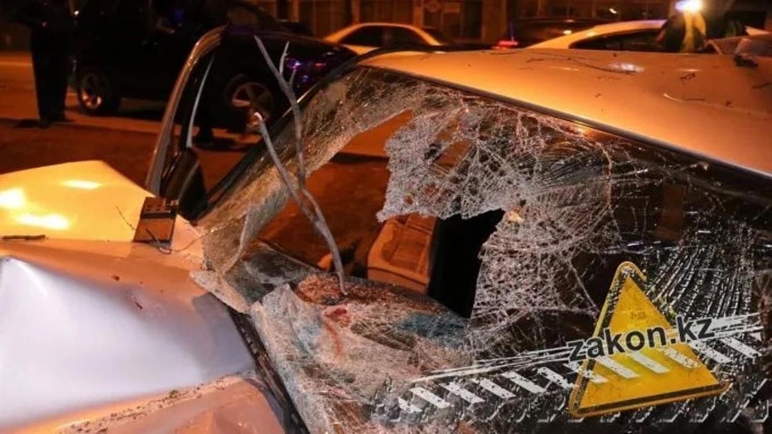 Молодой парень погиб за рулем авто, врезавшись в дерево в Алматы (фото)