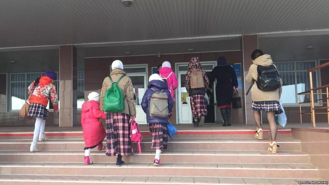 Отцы троих школьниц угодили за решетку из-за нарушения школьной формы в Актобе Отцы троих школьниц угодили за решетку из-за нарушения школьной формы в Актобе