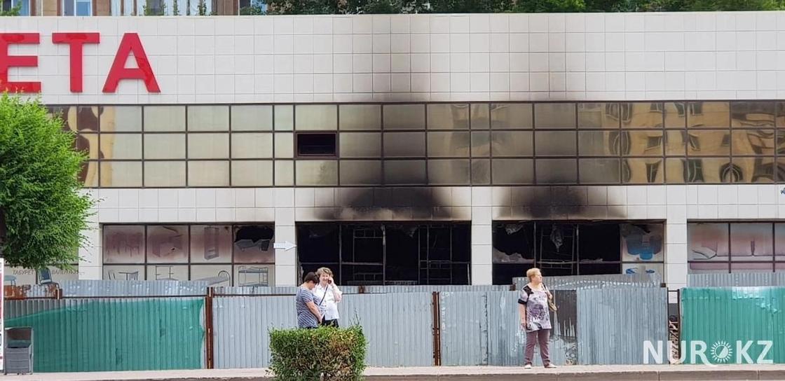 Крупный мебельный магазин сгорел при невыясненных обстоятельствах в Караганде (фото)