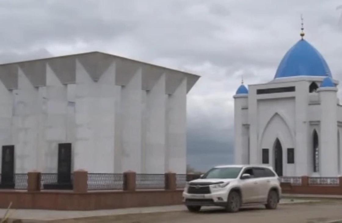 Видеодан скриншот: Ақмола облысындағы зираттар