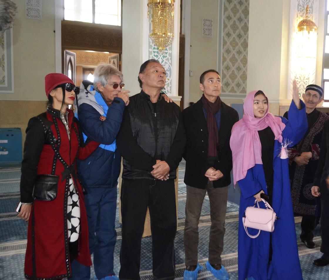 Голливудские звезды побывали в мечети и церкви Усть-Каменогорска