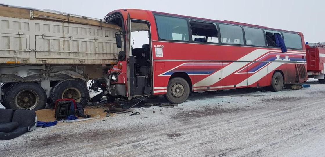 Двоих зажало, один погиб: автобус с грузовиком столкнулись на трассе в Карагандинской области (фото)