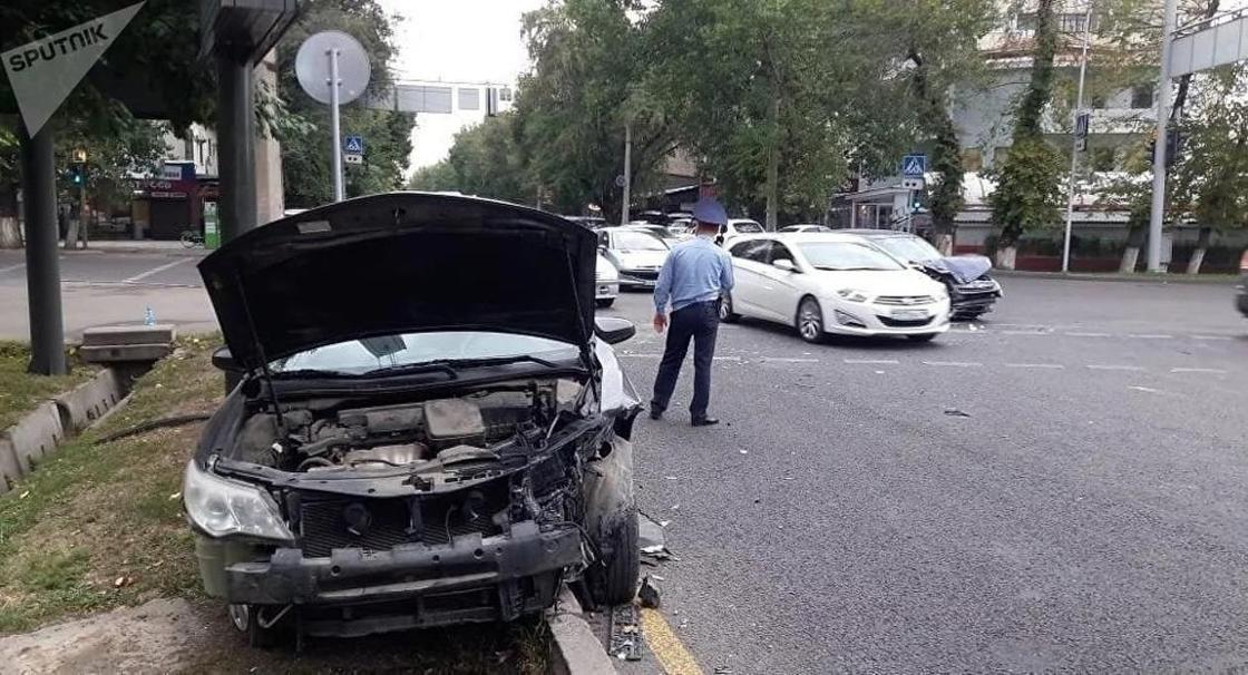 Шесть человек пострадали в жутком ДТП в Алматы