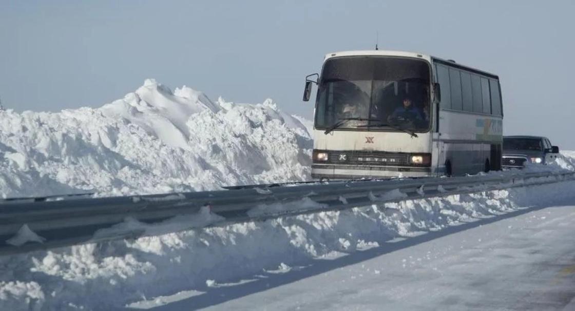 Замерзший автобус с 58 гражданами Узбекистана спасли в Павлодарской области