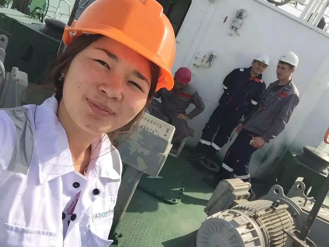 Казахстанка рассказала о службе с мужчинами-моряками на танкере