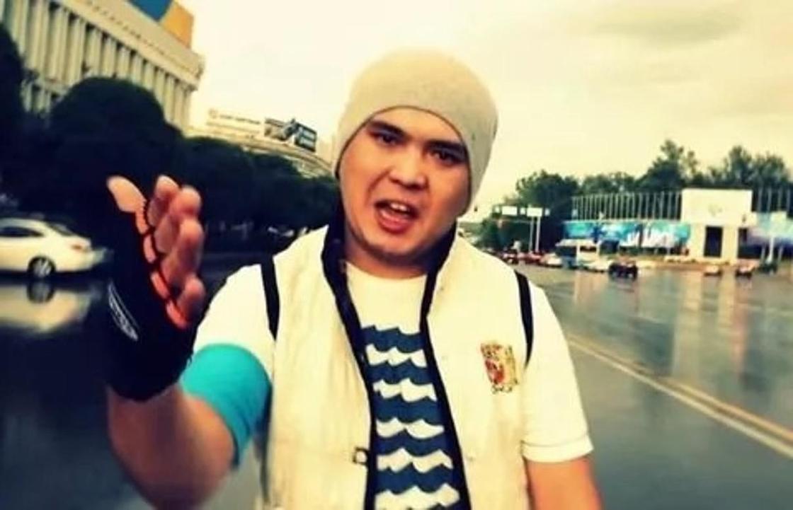 Жан Ахмадиев «байыса жас қыз алып», әйелдің қадірін түсінбейтін ерлерді сынап тастады Жан Ахмадиев «байыса жас қыз алып», әйелдің қадірін түсінбейтін ерлерді сынап тастады