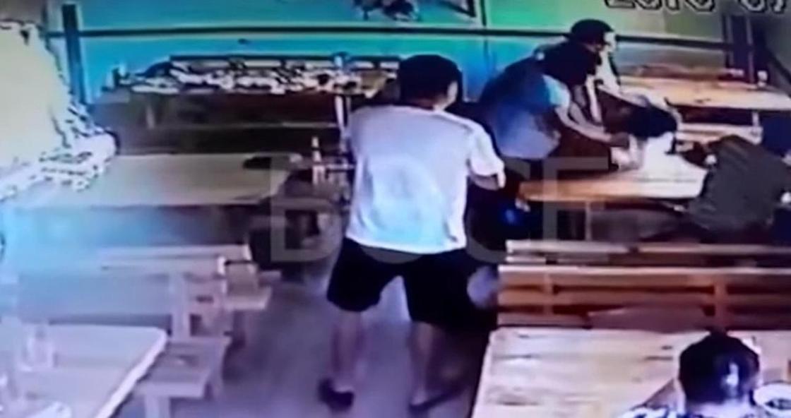 Двое полицейских избили бизнесмена в Атырау (видео) Двое полицейских избили бизнесмена в Атырау (видео)