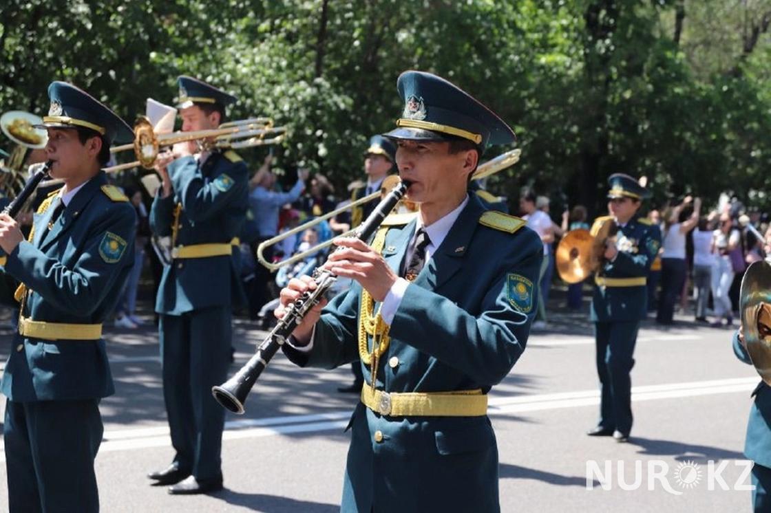 "Это наша сила": 120 тыс. человек пришли на "Бессмертный полк" в Алматы (фото)