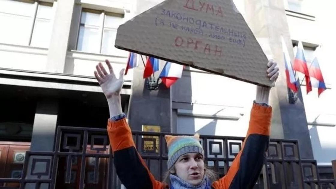 "Слуцкий, выходи, я тебя чуть-чуть потрогаю": пикеты у Думы против харассмента "Слуцкий, выходи, я тебя чуть-чуть потрогаю": пикеты у Думы против харассмента