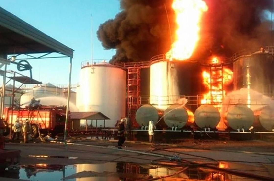 Взрыв на нефтебазе: Двух работников нефтебазы спас водитель в Актобе