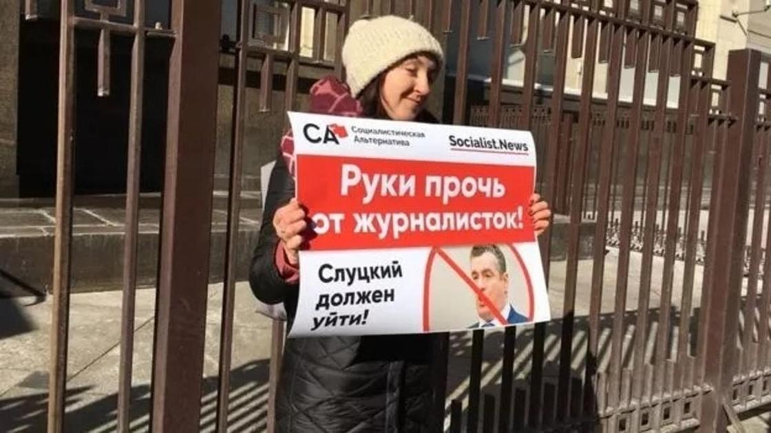 "Слуцкий, выходи, я тебя чуть-чуть потрогаю": пикеты у Думы против харассмента "Слуцкий, выходи, я тебя чуть-чуть потрогаю": пикеты у Думы против харассмента