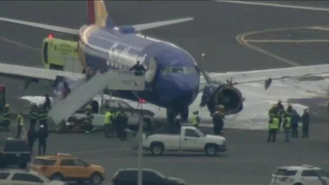 Женщина, которую засосало в разбитое окно самолета в США, погибла