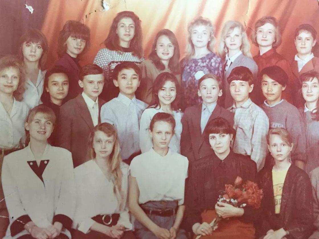 Дильназ Ахмадиева с одноклассниками. Фото: Instagram