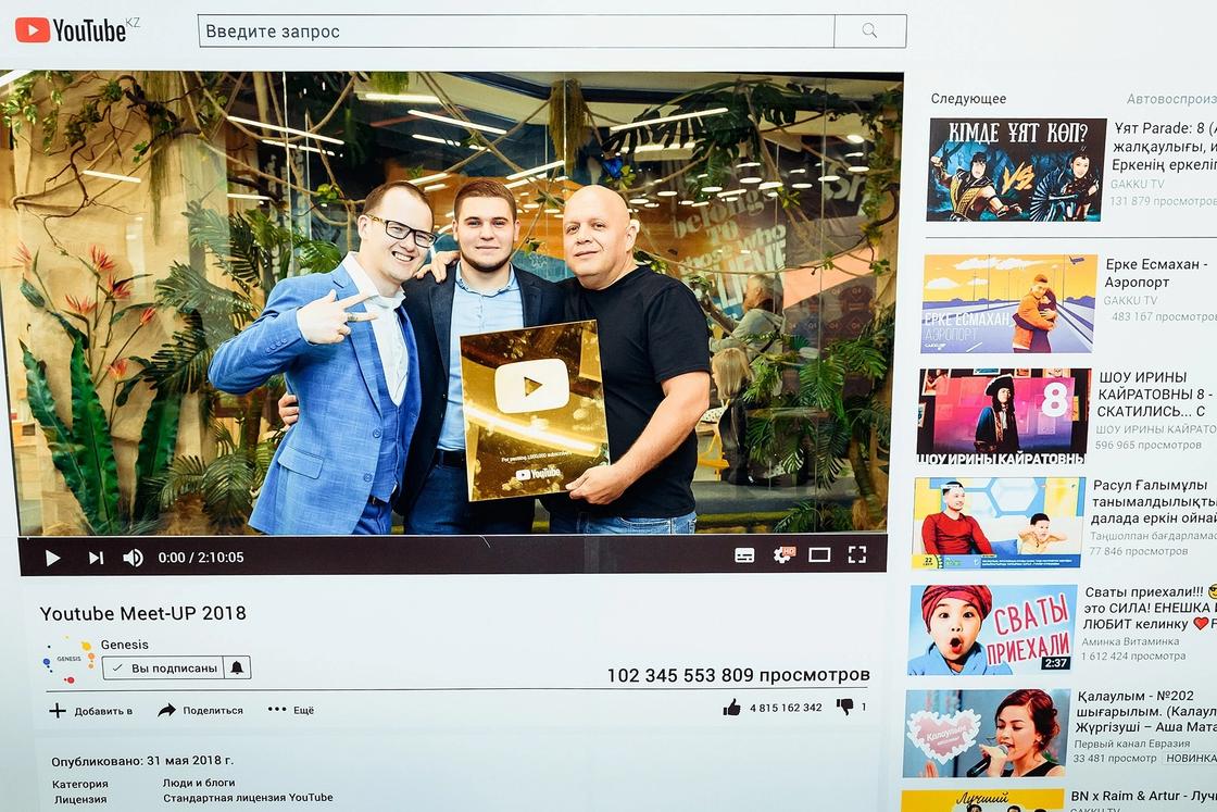 Миллионы подписчиков: казахстанских вайнеров наградили золотыми кнопками