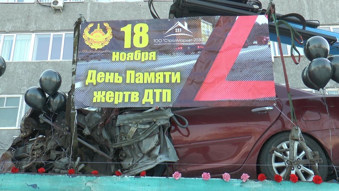 Черные шары и искореженные авто: алматинцам напомнили о жертвах ДТП (фото)