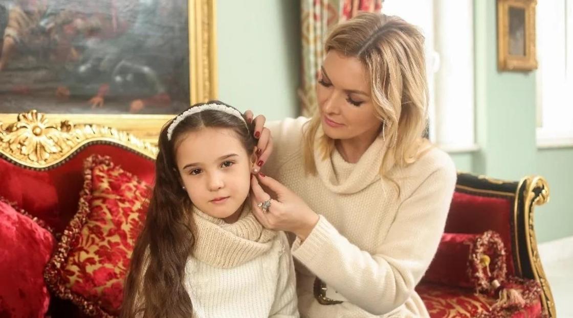 Виктория Моминбаева с дочерью. Фото: Instagram