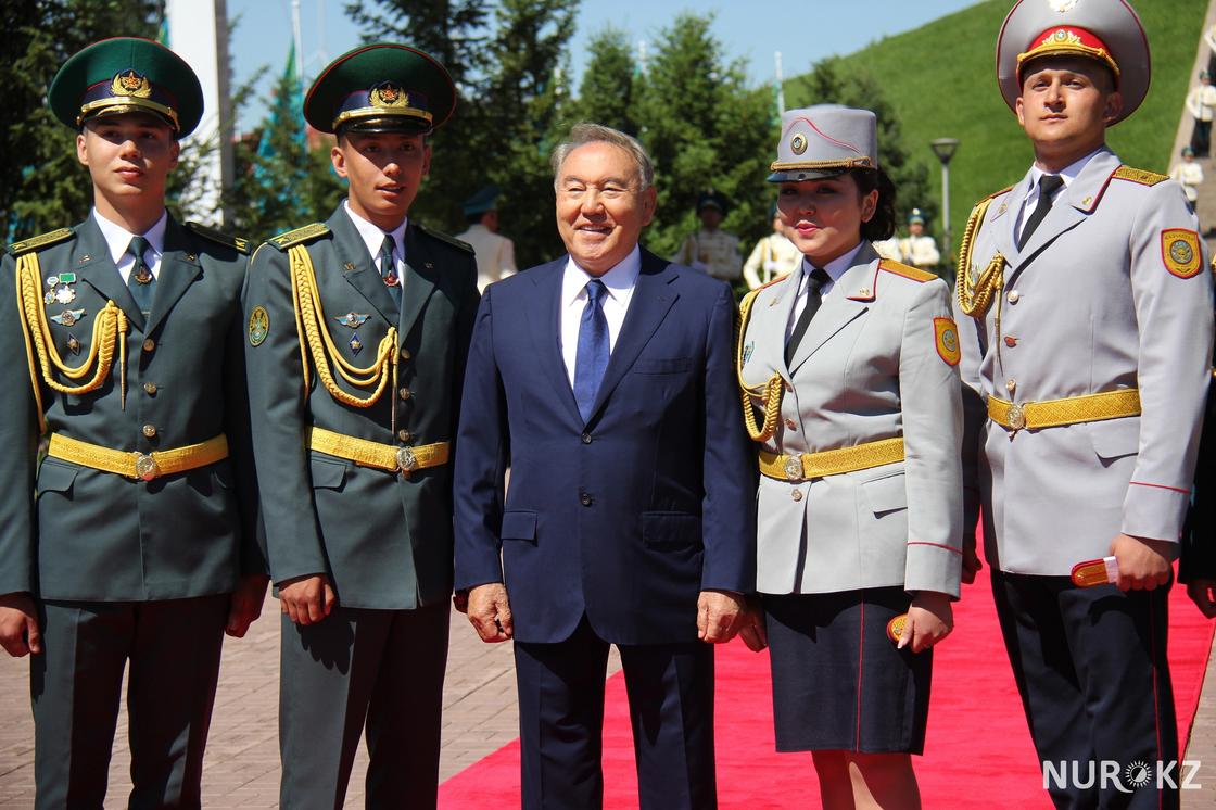 Назарбаев вручил погоны лейтенантам