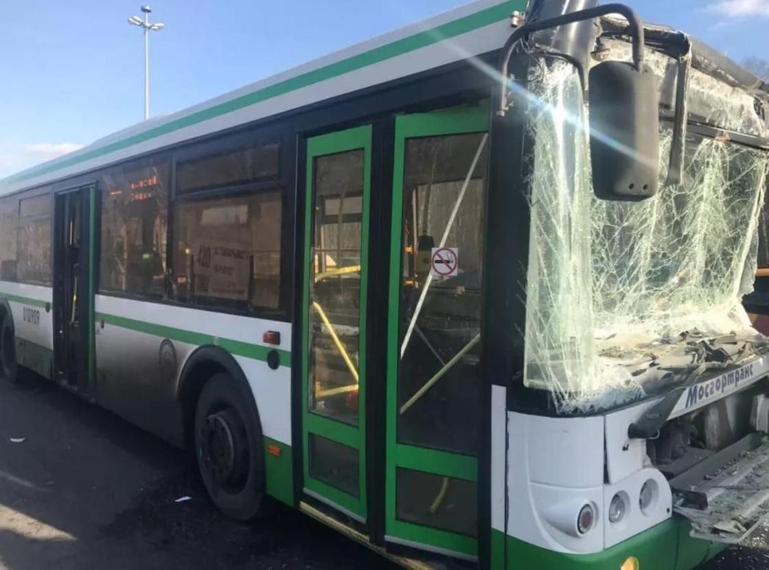 Пассажирский автобус столкнулся с грузовиком на трассе Алматы-Ташкент-Термез