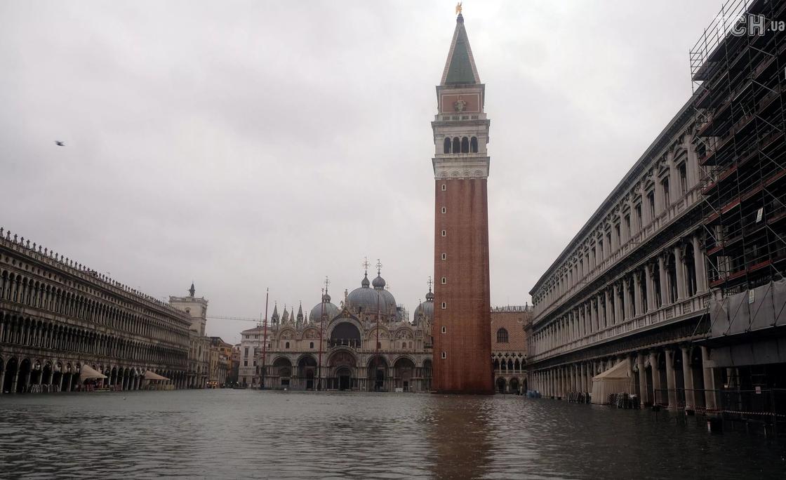 Венецию затопило водой на 75%: в Италии объявлен «красный» уровень опасности (фото, видео)