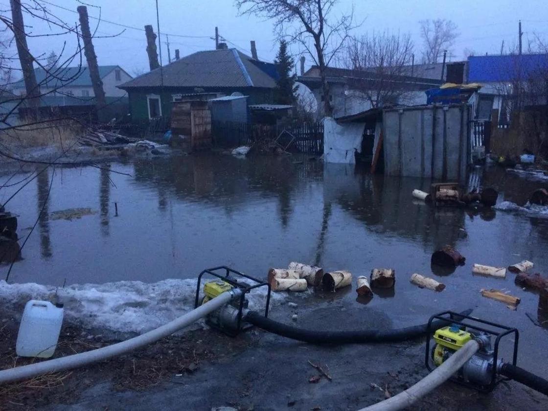 Последствия дождей в ВКО: затоплен мост, вода переливается через дороги (фото) Последствия дождей в ВКО: затоплен мост, вода переливается через дороги (фото)