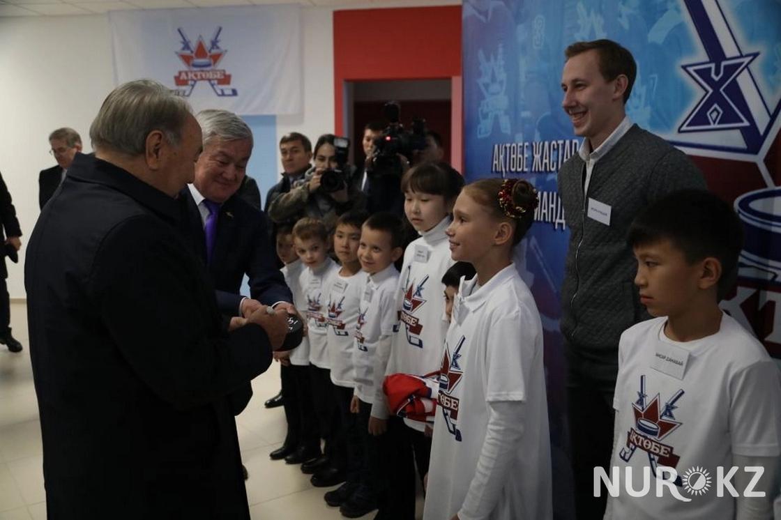 Назарбаеву подарили именную хоккейную форму (фото)