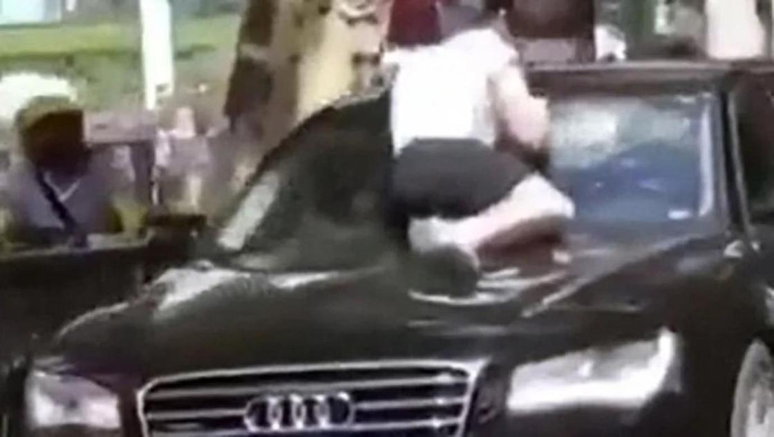 Жена "спалила" мужа с любовницей в его машине и разнесла лобовое стекло (видео) Жена "спалила" мужа с любовницей в его машине и разнесла лобовое стекло (видео)