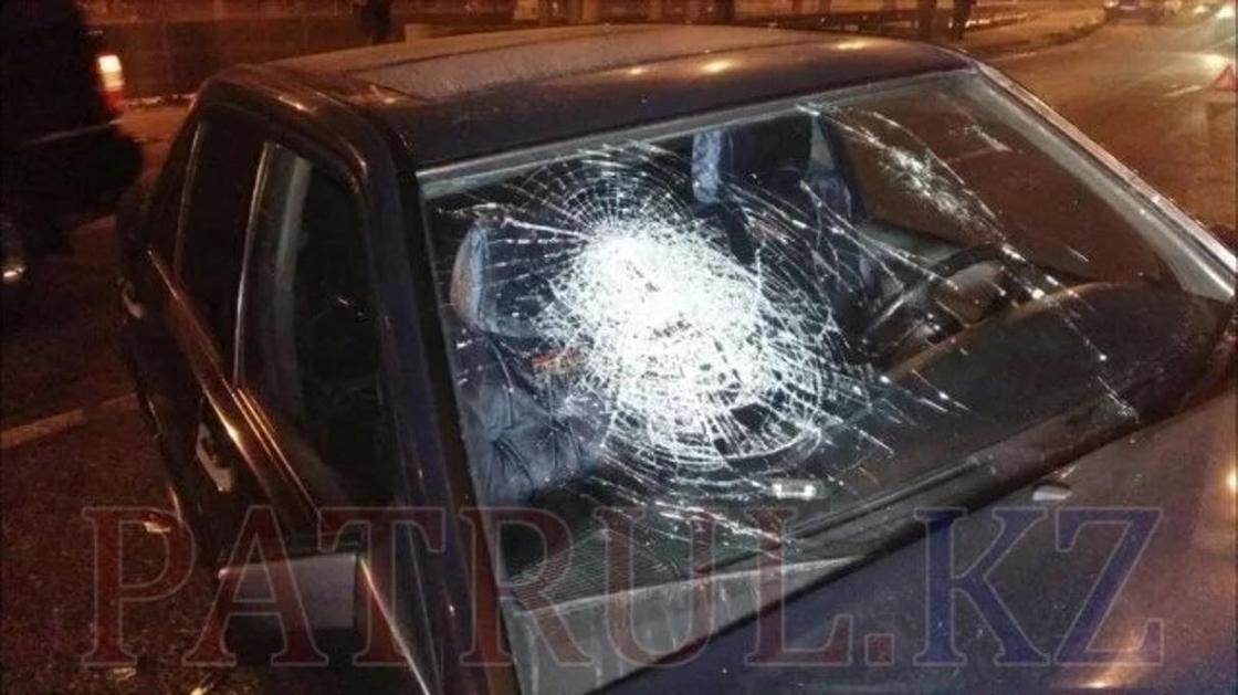 Mercedes столкнулся с автобусом - гармошкой в Алматы: есть пострадавшие (фото)