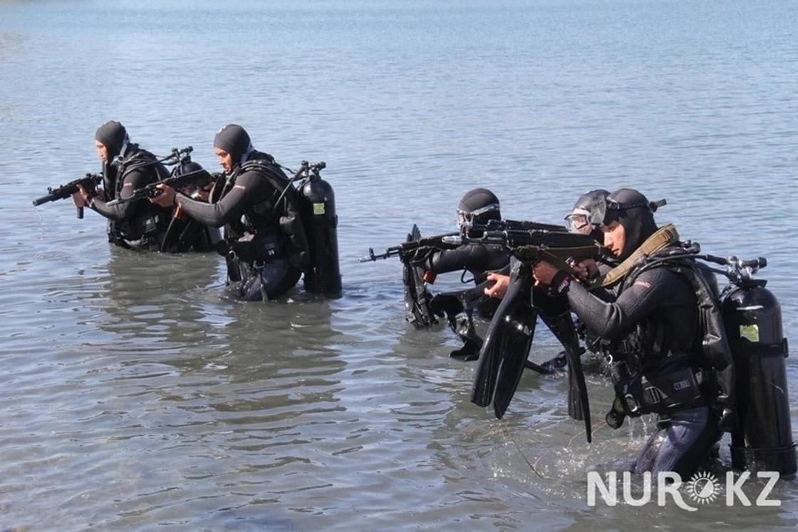 «30 кг под водой»: Что из себя представляют боевые пловцы ВС Казахстана (фото)