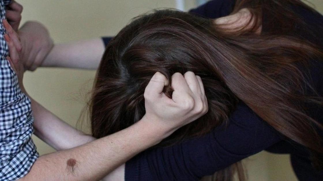 Двое мужчин несколько дней насиловали женщину на съемной квартире в Акмолинской области