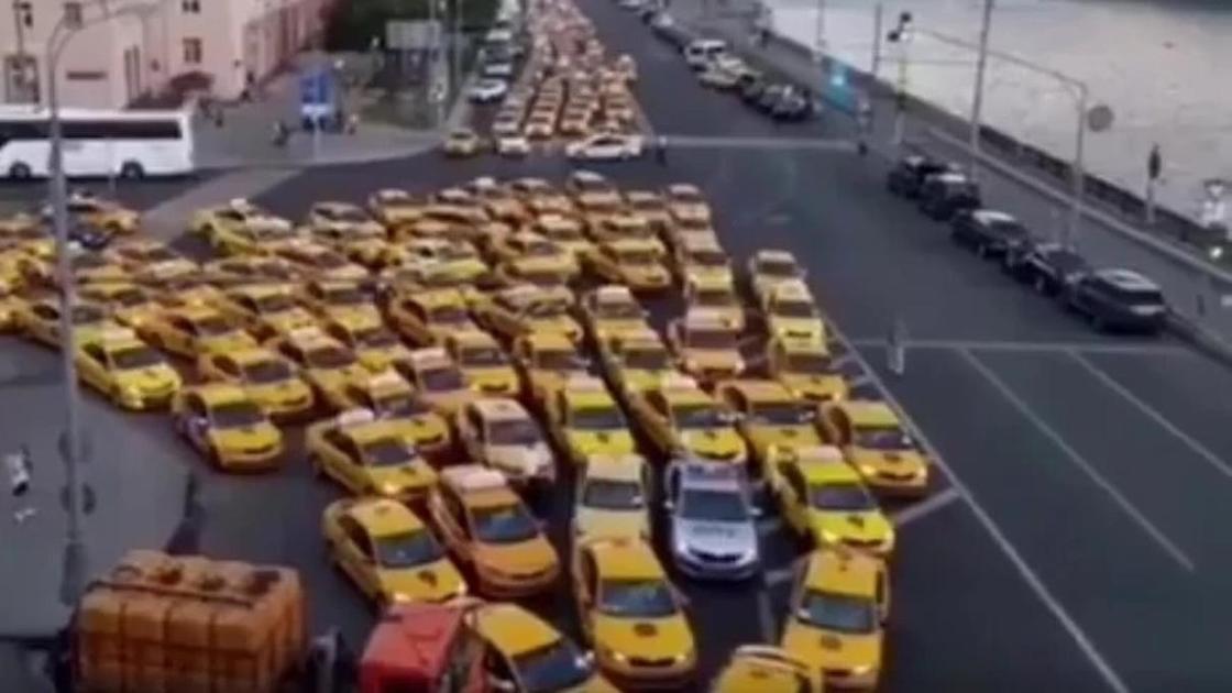 Тысячи такси приехали к стадиону после финала ЧМ в Москве (видео)