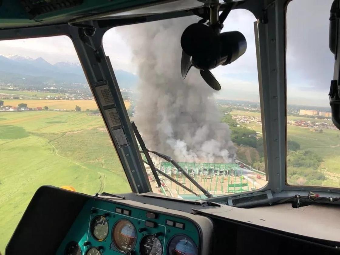 Для тушения пожара в Алматы в воздух подняли вертолет (видео)