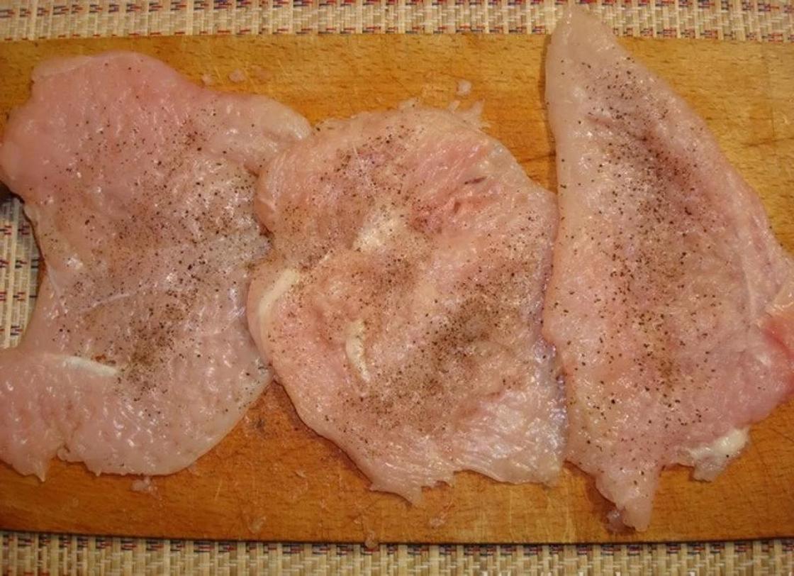 куриная грудка в кляре на сковороде рецепт с сыром фото пошагово. . куриная грудка в кляре на сковороде рецепт с сыром фото пошагово фото. куриная грудка в кляре на сковороде рецепт с сыром фото пошагово-. картинка куриная грудка в кляре на сковороде рецепт с сыром фото пошагово. картинка . Куриное филе в сырном кляре чем-то напоминает отбивные, но с более сочным привкусом и божественным, ни с чем не сравнимым ароматом. Такое чудо не грех подать к любому столу, будет он праздничный либо повседневный, особого значения не имеет, все равно такой шедевр обратит на себя взор любого гурмана, сведущего в кулинарии. Итак, если у вас есть желание попробовать данное блюдо и под рукой оказались все нужные продукты, тогда выкладываем их на столешницу и приступаем!