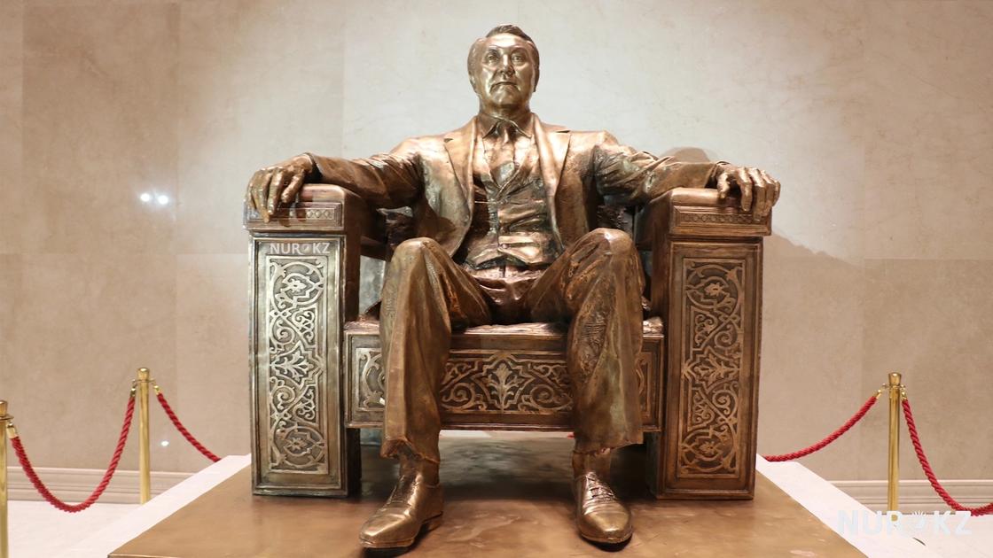 Скульптура Назарбаева в Национальном музее в Астане. Фото: NUR.KZ