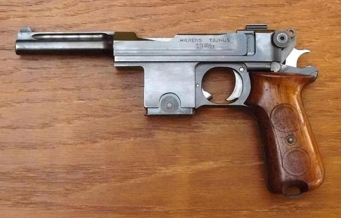Старинный пистолет принес мужчина в полицию в Алматы Старинный пистолет принес мужчина в полицию в Алматы