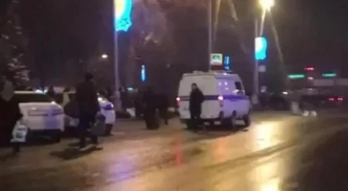 Полицейские оцепили вокзал Алматы (фото)